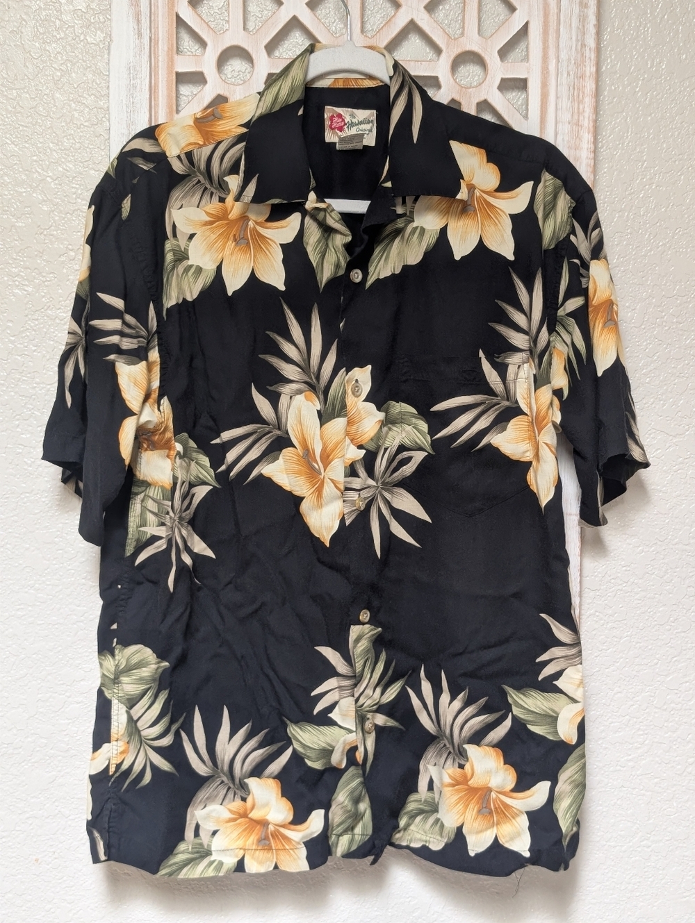 Hilo Hattie Mens MED Shirt Floral Black Green Hawaiian Button Up USA 100% Rayon
